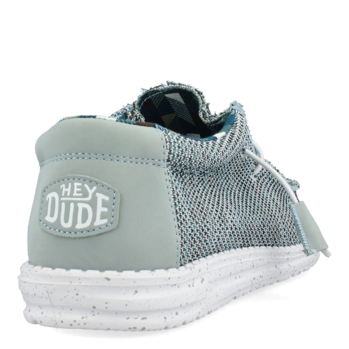 Náuticos de la marca Hey Dude, modelo 400. Exterior de los náuticos en textil color azul. Interior en textil con estampado multicolor. Cierre de los náuticos Hey Dude con cordón elástico blanco. Náuticos con suela plana. Estos náuticos Hey Dude 400 son un complemento perfecto para esta temporada. No te puede faltar en el armario.