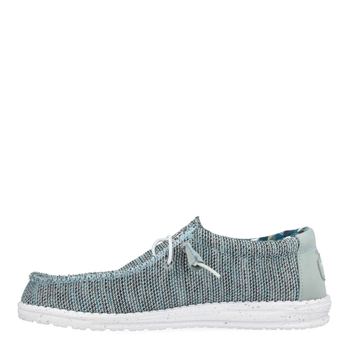 Náuticos de la marca Hey Dude, modelo 400. Exterior de los náuticos en textil color azul. Interior en textil con estampado multicolor. Cierre de los náuticos Hey Dude con cordón elástico blanco. Náuticos con suela plana. Estos náuticos Hey Dude 400 son un complemento perfecto para esta temporada. No te puede faltar en el armario.