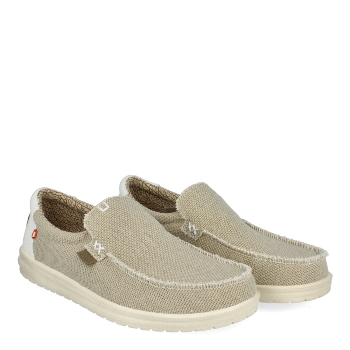 Náuticos de la marca Hey Dude, modelo 40124. Exterior de los náuticos en tela color beig. Interior de los náuticos en tela con estampado color beig con plantilla acolchada y extraíble. Náuticos con suela plana. Estos náuticos Hey Dude 40124, son el complemento perfecto para tus looks de temporada, no puede faltar en tu armario.