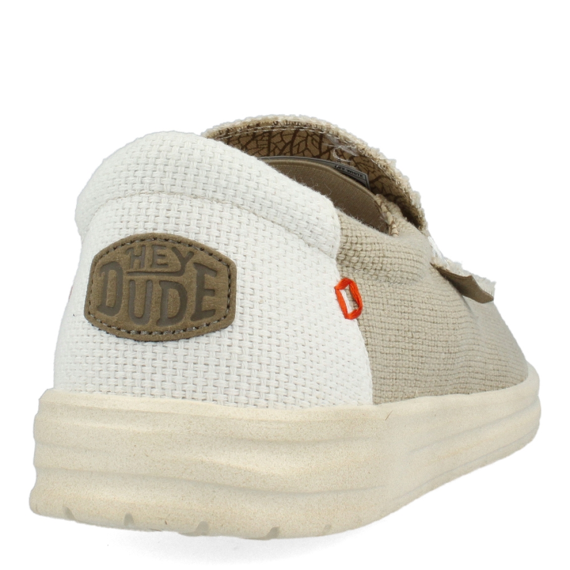 Náuticos de la marca Hey Dude, modelo 40124. Exterior de los náuticos en tela color beig. Interior de los náuticos en tela con estampado color beig con plantilla acolchada y extraíble. Náuticos con suela plana. Estos náuticos Hey Dude 40124, son el complemento perfecto para tus looks de temporada, no puede faltar en tu armario.