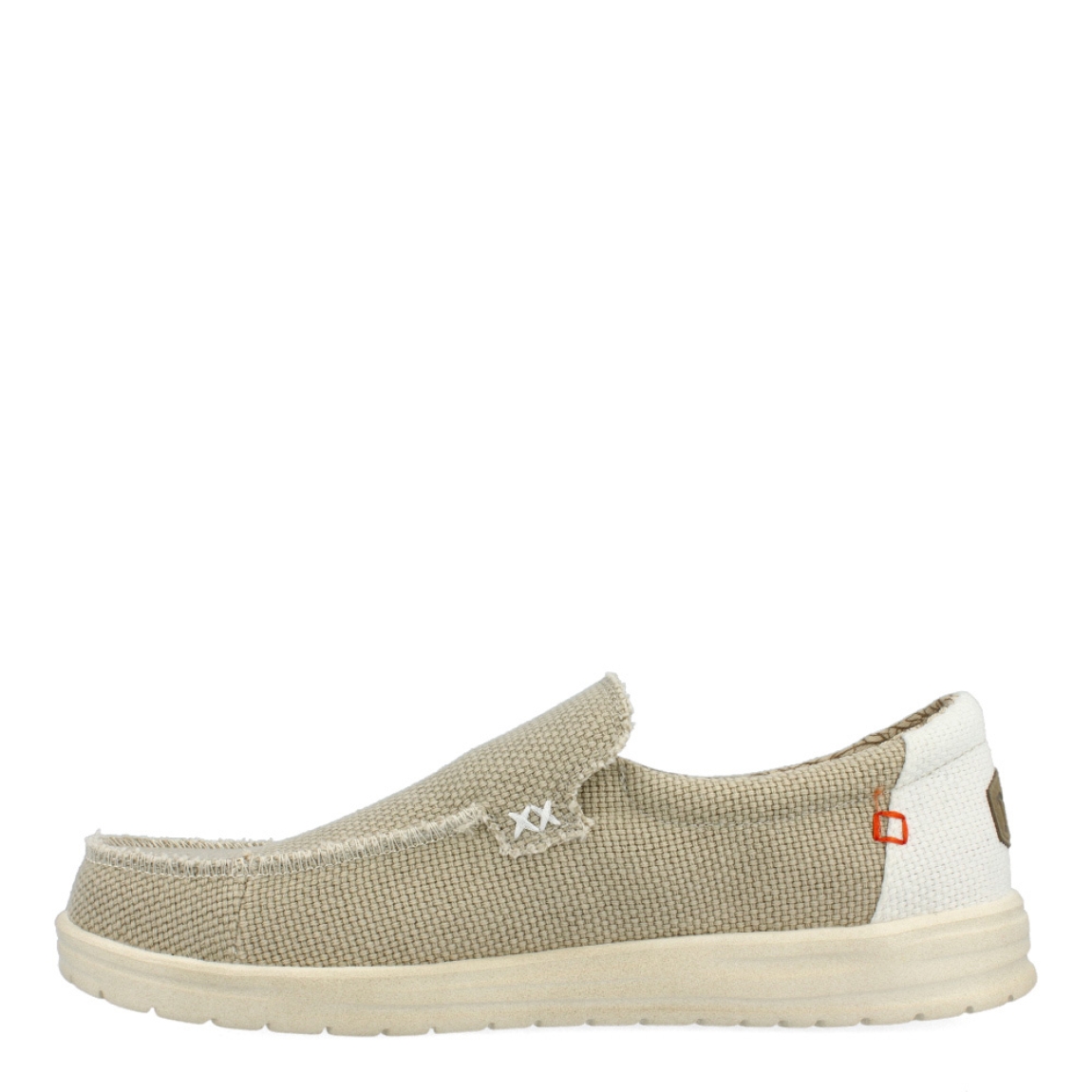Náuticos de la marca Hey Dude, modelo 40124. Exterior de los náuticos en tela color beig. Interior de los náuticos en tela con estampado color beig con plantilla acolchada y extraíble. Náuticos con suela plana. Estos náuticos Hey Dude 40124, son el complemento perfecto para tus looks de temporada, no puede faltar en tu armario.