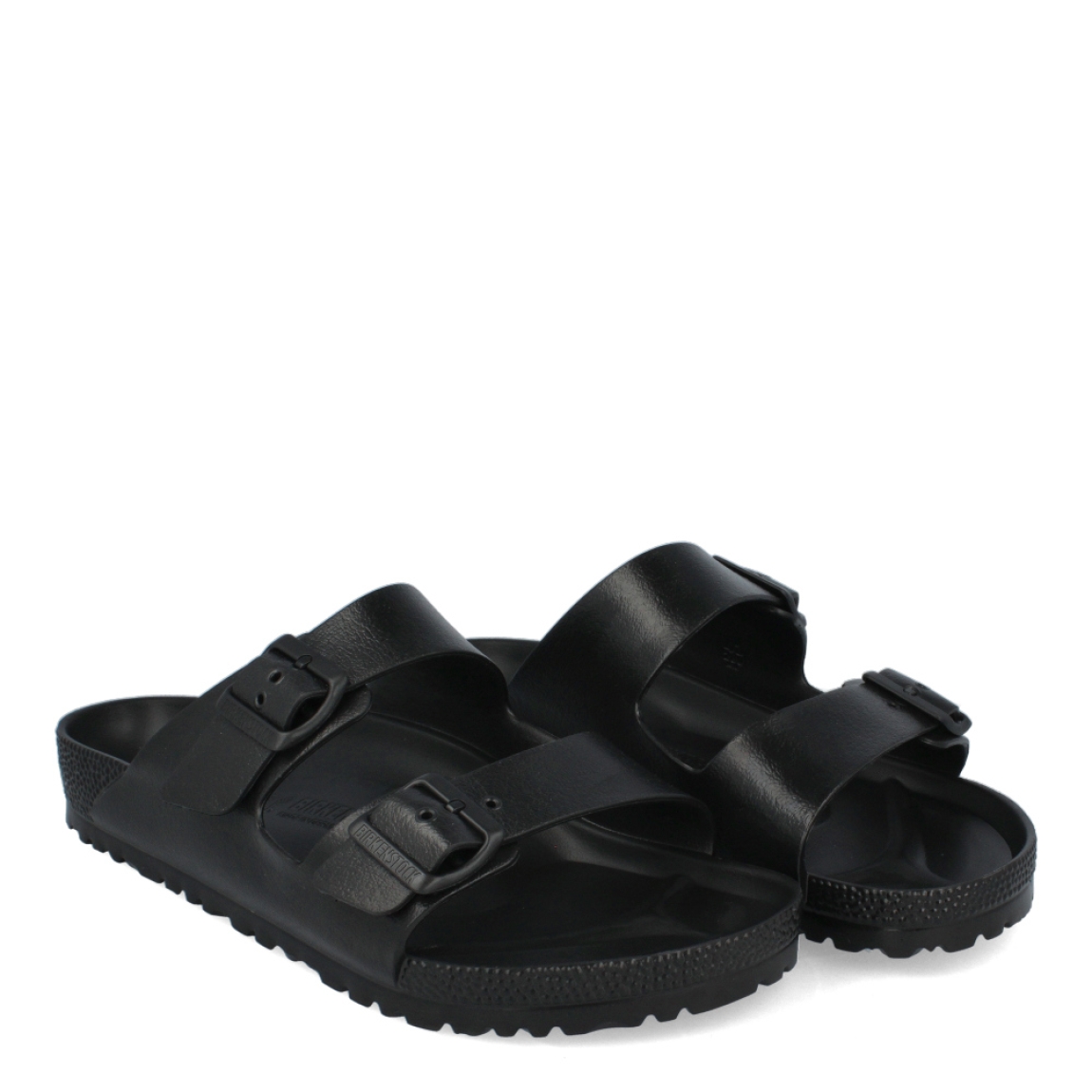 Sandalias de la marca Birkenstock, modelo ARIZONA EVA. Sandalias elaboradas en neopreno de alta calidad color negro. Cierre de las sandalias con dos hebillas, en el empeine y la pala. Sandalias Birkenstock con suela plana y de goma. Estas sandalias Birkenstock ARIZONA EVA son un complemento clásico para tus looks de temporada. No te puede faltar en el armario.