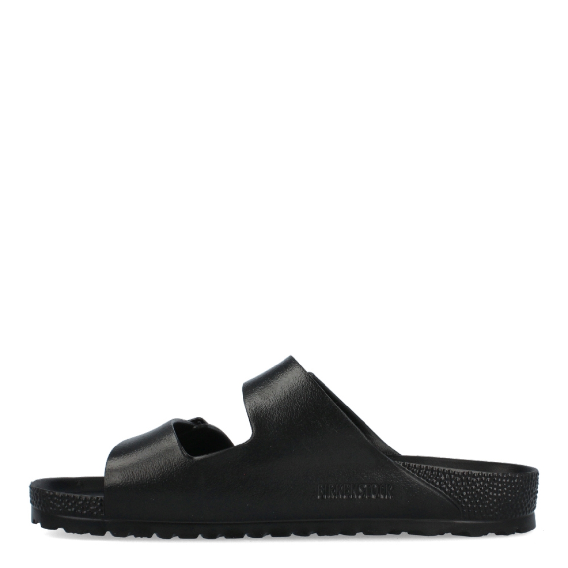 Sandalias de la marca Birkenstock, modelo ARIZONA EVA. Sandalias elaboradas en neopreno de alta calidad color negro. Cierre de las sandalias con dos hebillas, en el empeine y la pala. Sandalias Birkenstock con suela plana y de goma. Estas sandalias Birkenstock ARIZONA EVA son un complemento clásico para tus looks de temporada. No te puede faltar en el armario.