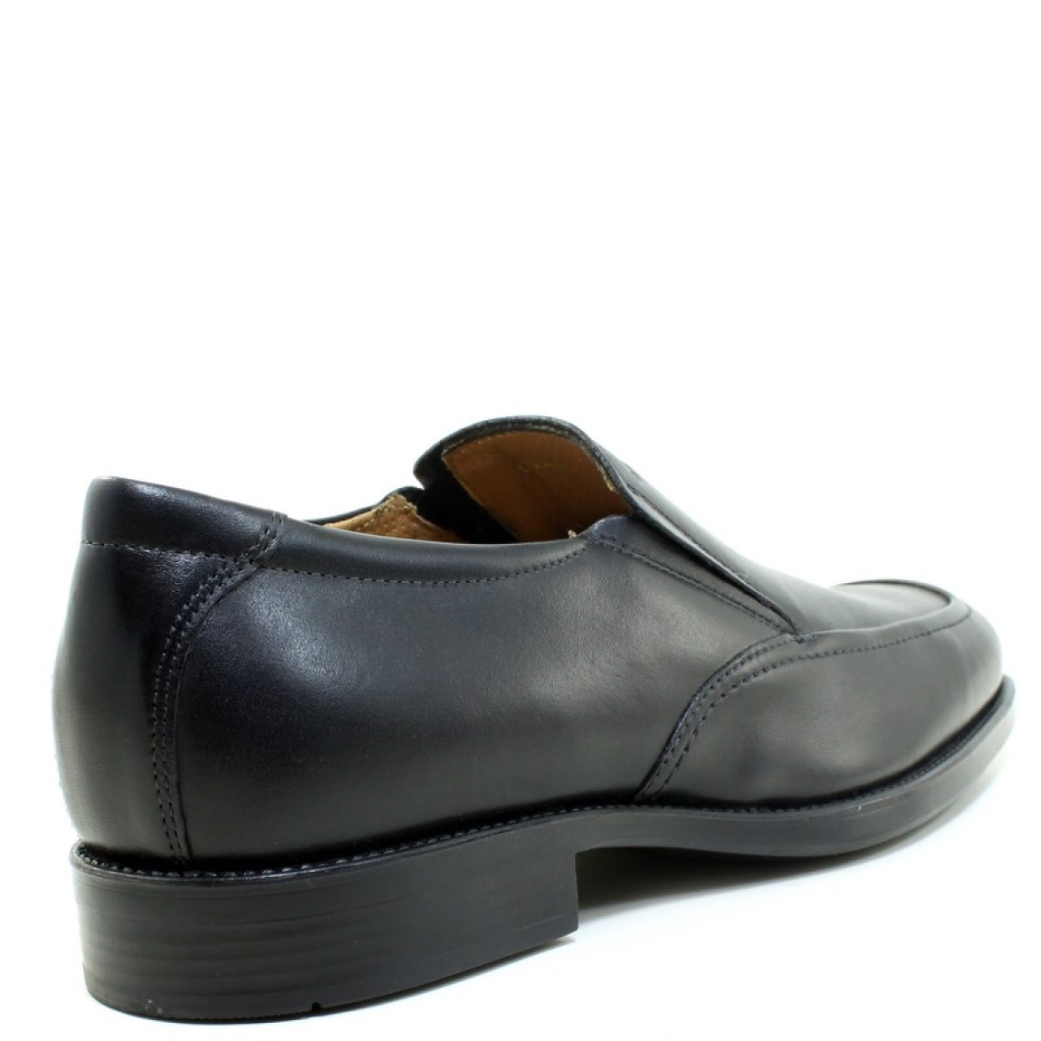 Copete de la marca Geox modelo U2257Z. Exterior de piel de color negro. Suela de goma.