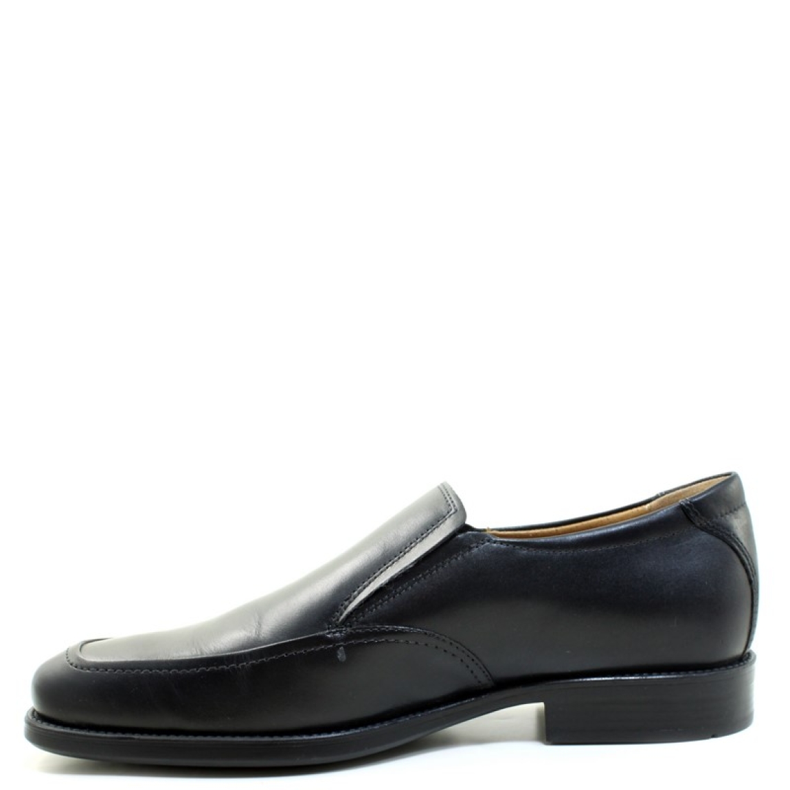 Copete de la marca Geox modelo U2257Z. Exterior de piel de color negro. Suela de goma.