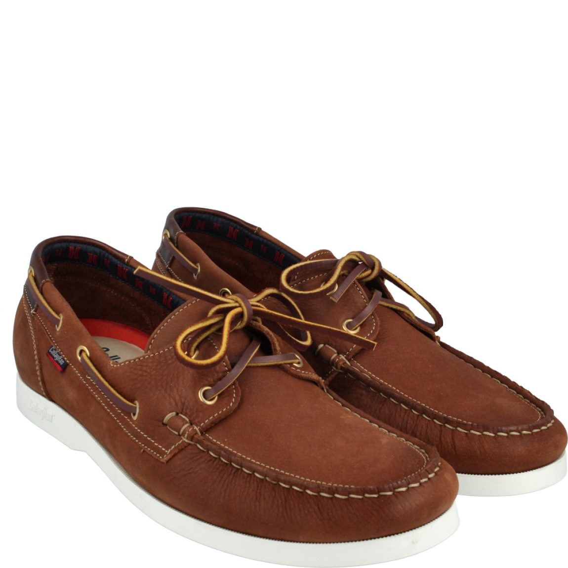 Náuticos de la marca Callaghan, modelo Yate. Exterior en ecopiel de color cuero. Interior en ante de color cuero. Cierre con cordones ajustables. Plantilla extraíble. Suela de caucho antideslizante. Se adapta perfectamente al pie.