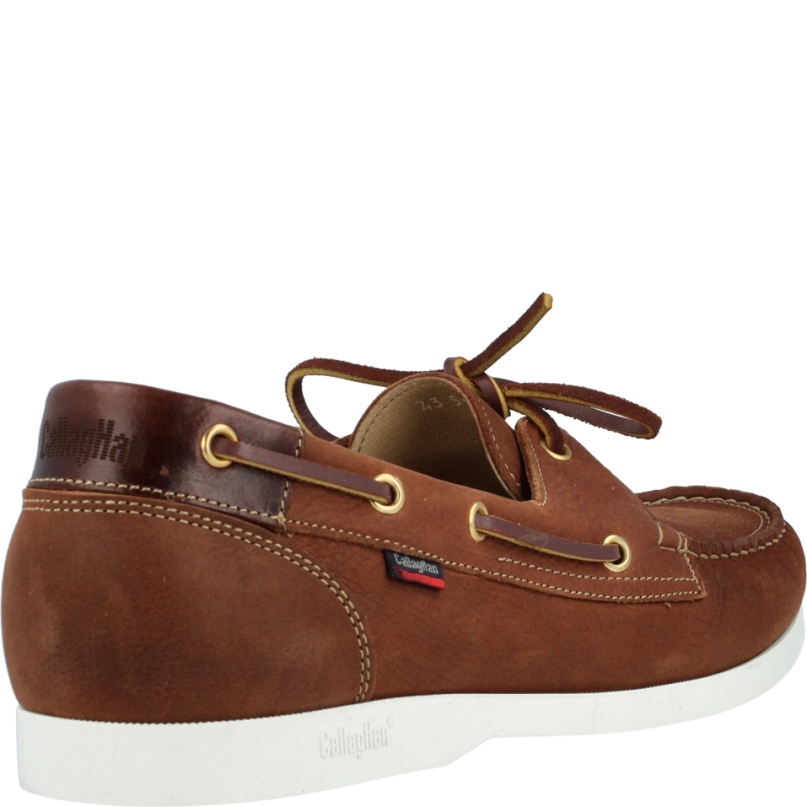 Náuticos de la marca Callaghan, modelo Yate. Exterior en ecopiel de color cuero. Interior en ante de color cuero. Cierre con cordones ajustables. Plantilla extraíble. Suela de caucho antideslizante. Se adapta perfectamente al pie.