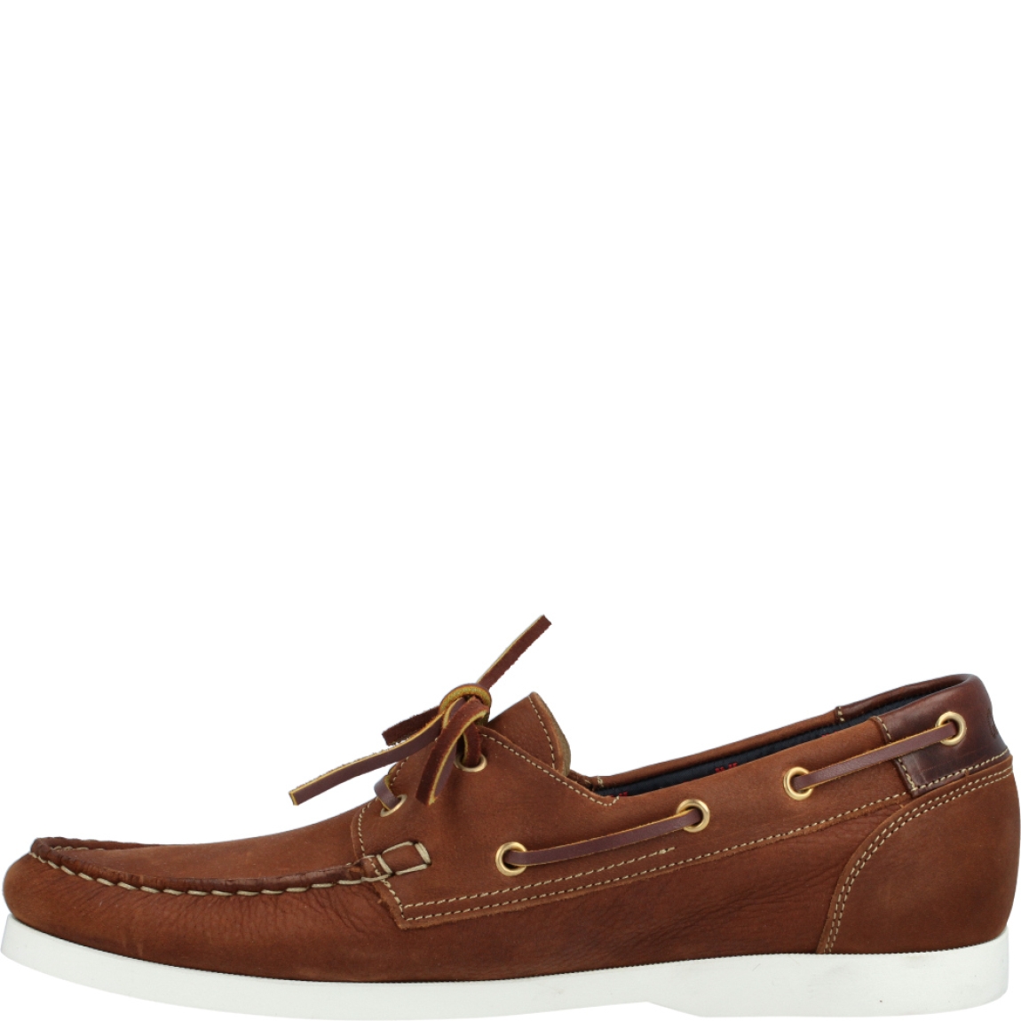 Náuticos de la marca Callaghan, modelo Yate. Exterior en ecopiel de color cuero. Interior en ante de color cuero. Cierre con cordones ajustables. Plantilla extraíble. Suela de caucho antideslizante. Se adapta perfectamente al pie.