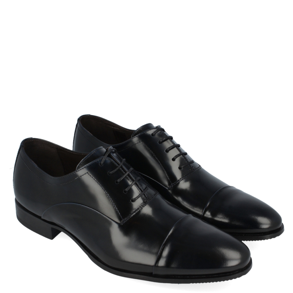 Blucher clásico de la marca Sergio Serrano modelo Ingles Antick. Exterior del blucher de piel de color marino. Interior del blucher de piel de color marrón. Cierre del blucher con cordones. Blucher con suela de goma y tacón bajo de 2 cm.