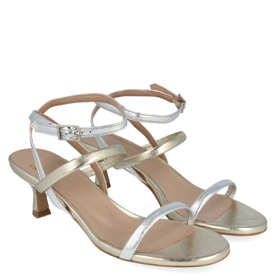 Sandalia de la marca Itse, modelo Salma. Exterior de la sandalia de piel de color dorado y plateado. Interior de la sandalia de piel de color dorado y nude. Sandalia con plantilla acolchada para garantizar el máximo confort posible. Sandalia con tacón bajo de 4 cm de altura. La sandalia de piel dorada y plateada de Itse, modelo Salma, es una sandalia elegante y cómoda, perfecta para tus eventos. ¡Queda bien con todo!