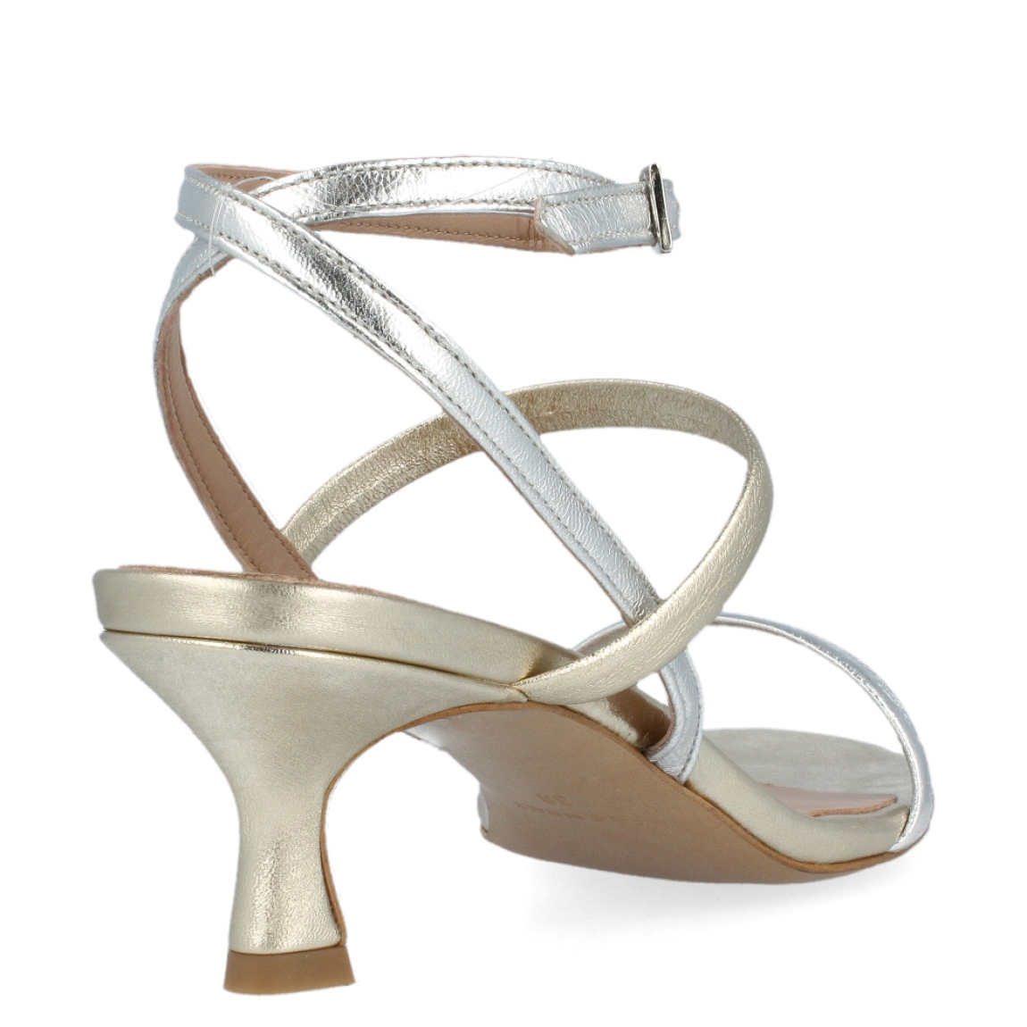 Sandalia de la marca Itse, modelo Salma. Exterior de la sandalia de piel de color dorado y plateado. Interior de la sandalia de piel de color dorado y nude. Sandalia con plantilla acolchada para garantizar el máximo confort posible. Sandalia con tacón bajo de 4 cm de altura. La sandalia de piel dorada y plateada de Itse, modelo Salma, es una sandalia elegante y cómoda, perfecta para tus eventos. ¡Queda bien con todo!