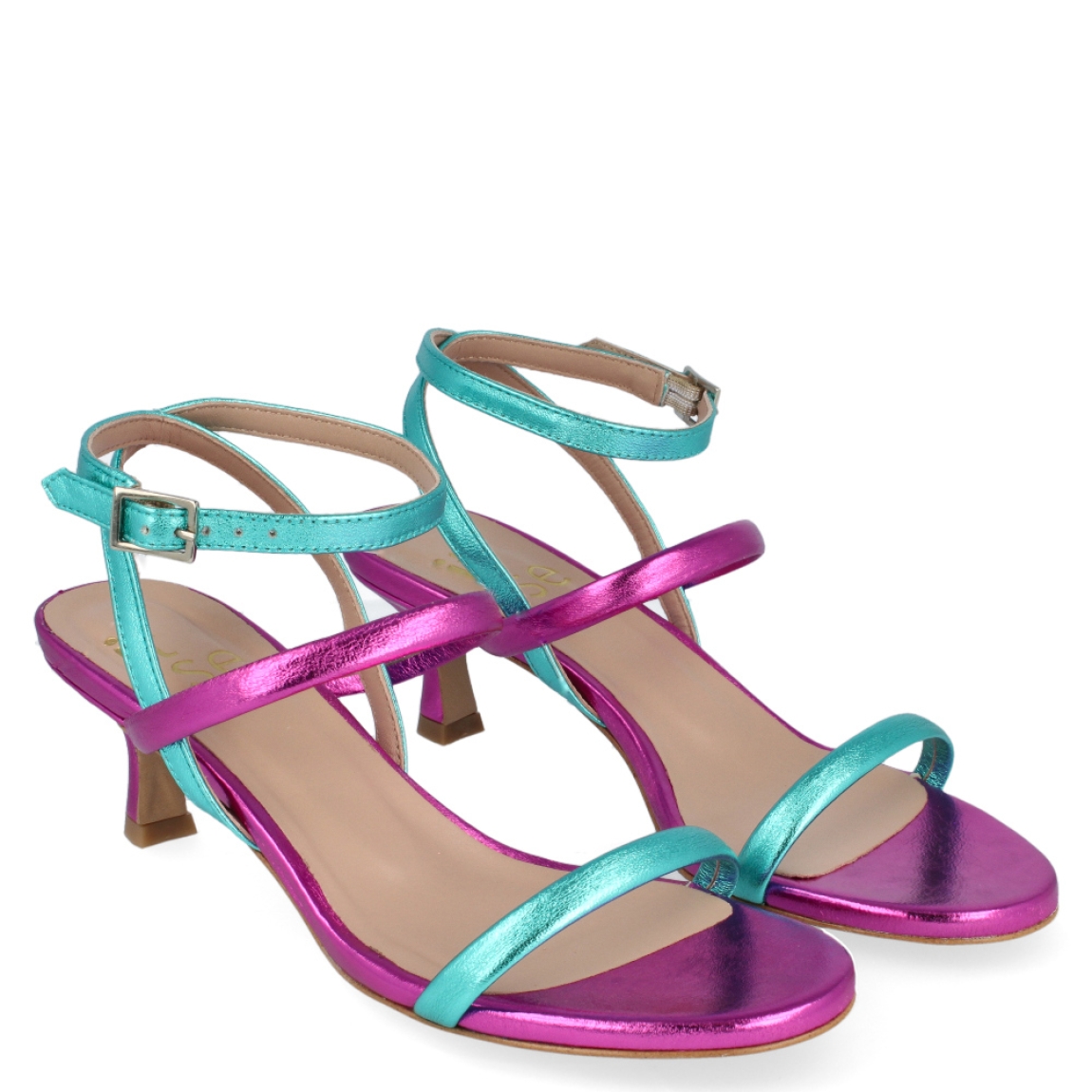 Sandalia de la marca Itse, modelo Salma. Exterior de la sandalia de piel de color fucsia y azul metalizado. Interior de la sandalia de piel de color fucsia y beig. Sandalia con plantilla acolchada para garantizar el máximo confort posible. Sandalia con tacón bajo de 4 cm de altura. La sandalia de piel fucsia y azul de Itse, modelo Salma, es una sandalia elegante y atrevida, perfecta para tus eventos. ¡Ideal para dar un toque de color a tus looks!