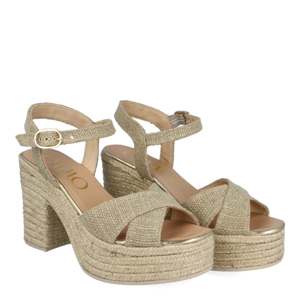 Sandalias de la marca Gaimo, modelo NATALIS. Exterior de las sandalias en tela color platino brillante con pala cruzada. Interior de las sandalias en piel color nude. Cierre de las sandalias Gaimo con hebilla y tacón de 9cm de altura. Estas sandalias Gaimo NATALIS son el complemento ideal para tus looks de temporada, te estilizará y dará la comodidad que necesitas. No te puede faltar en el armario.