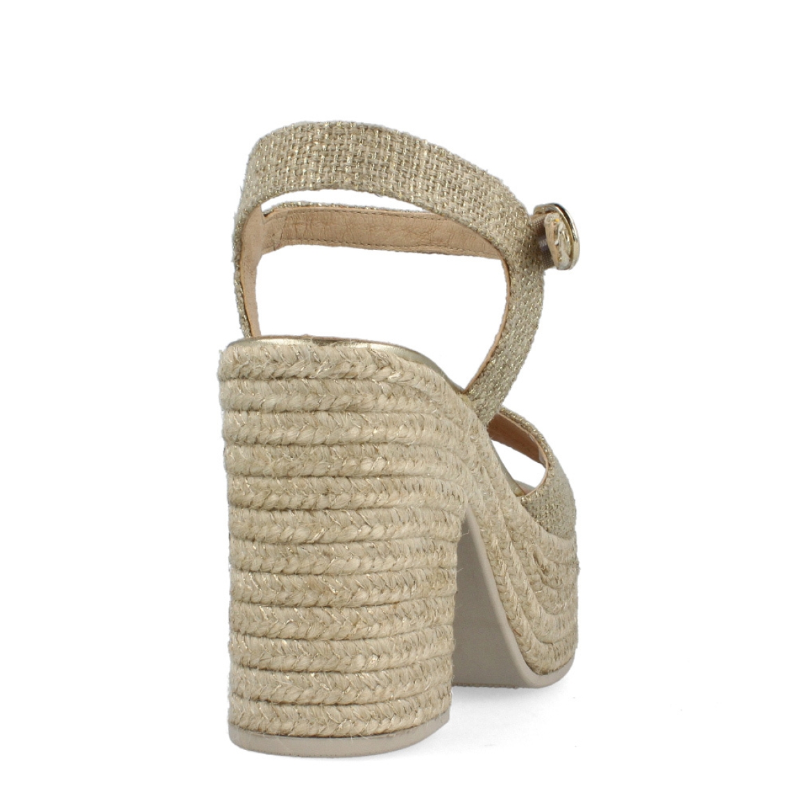 Sandalias de la marca Gaimo, modelo NATALIS. Exterior de las sandalias en tela color platino brillante con pala cruzada. Interior de las sandalias en piel color nude. Cierre de las sandalias Gaimo con hebilla y tacón de 9cm de altura. Estas sandalias Gaimo NATALIS son el complemento ideal para tus looks de temporada, te estilizará y dará la comodidad que necesitas. No te puede faltar en el armario.