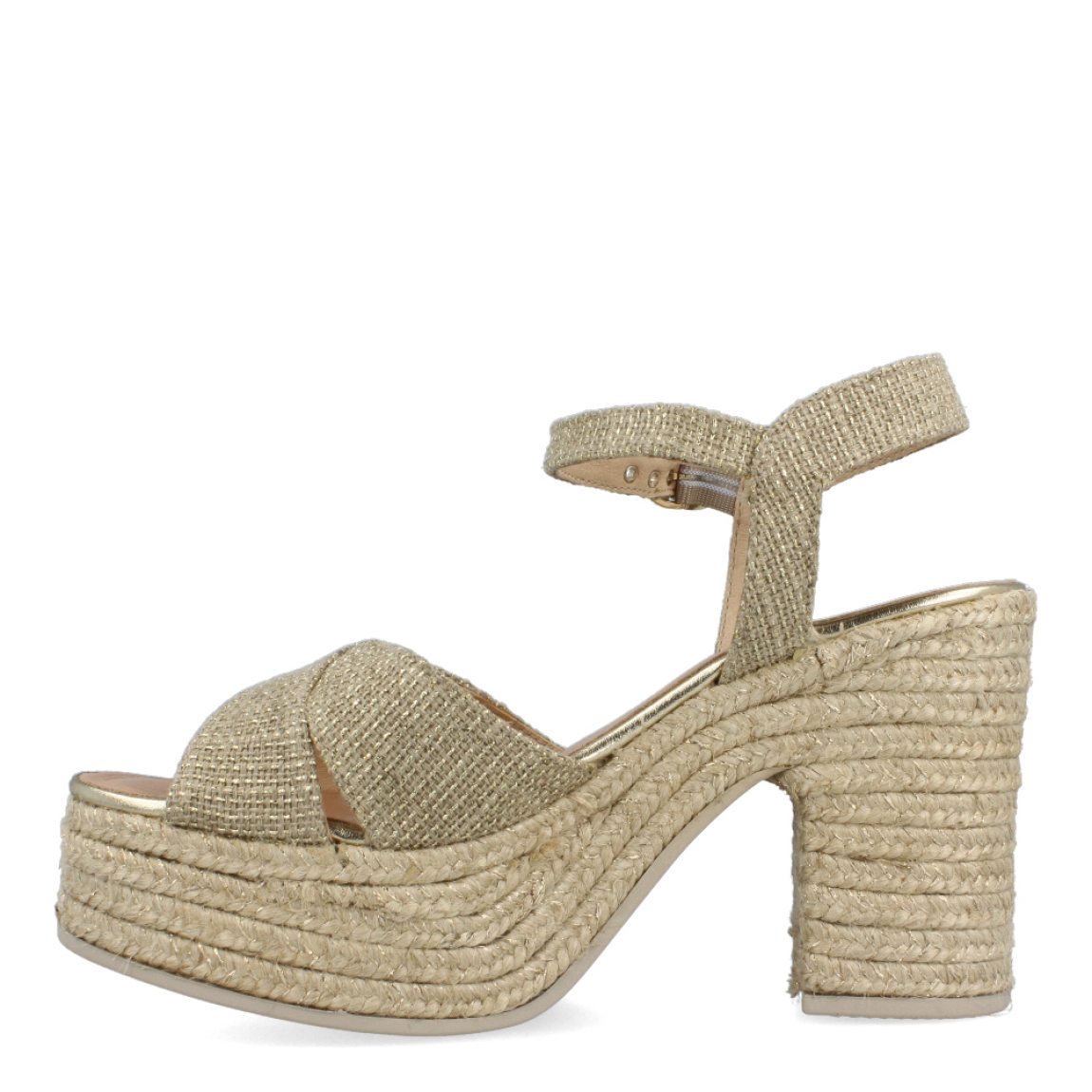 Sandalias de la marca Gaimo, modelo NATALIS. Exterior de las sandalias en tela color platino brillante con pala cruzada. Interior de las sandalias en piel color nude. Cierre de las sandalias Gaimo con hebilla y tacón de 9cm de altura. Estas sandalias Gaimo NATALIS son el complemento ideal para tus looks de temporada, te estilizará y dará la comodidad que necesitas. No te puede faltar en el armario.