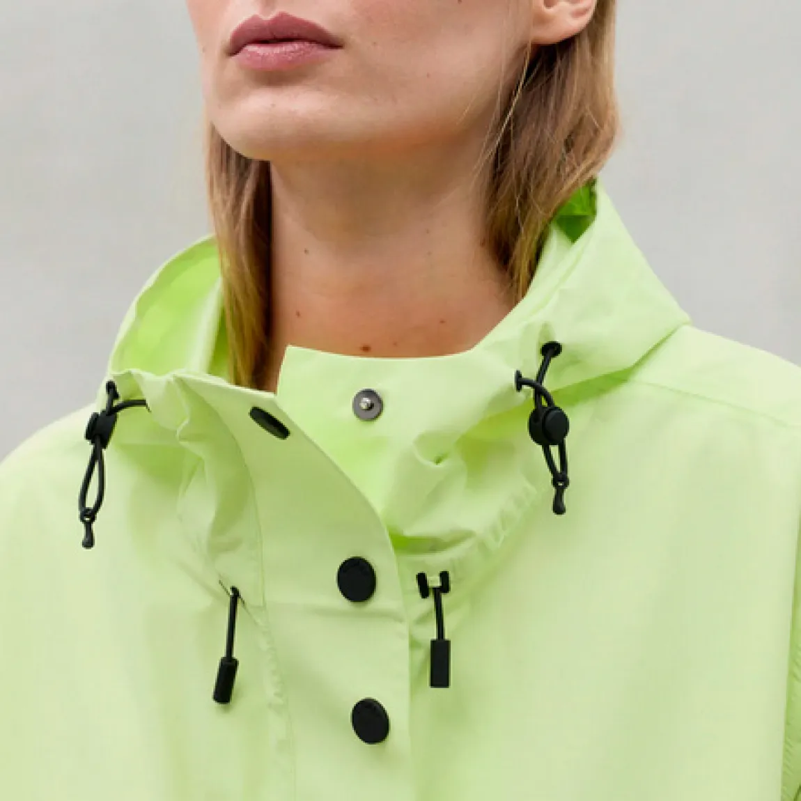 Chaqueta larga de la marca Ecoalf, modelo VENUE. Esta chaqueta está hecha de poliéster color fluor con costuras termoselladas. Chaqueta con largo por encima de la rodilla y con cierre frontal con cremallera y botones. Chaqueta Ecoalf con cuello y capucha ajustable con cordón, bolsillo delanteros con solapa y puños elásticos ajustables. Impermeable y transpirable 3k. Esta chaqueta Exoalf VENUE tiene el diseño ideal para ti.