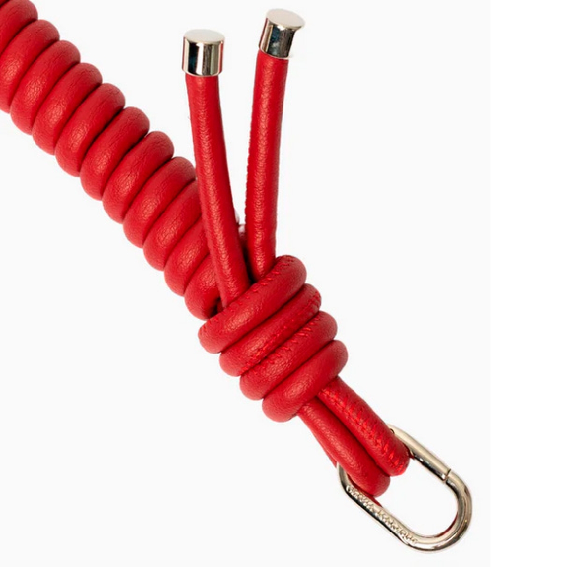 Cadena para bolso de la marca Olivia Mareque, elaborada en piel con efecto color rojo. Acabada con dos mosquetones. Personalizada con logo. Medida de 60cm. Complemento compatible con cualquier bolso.