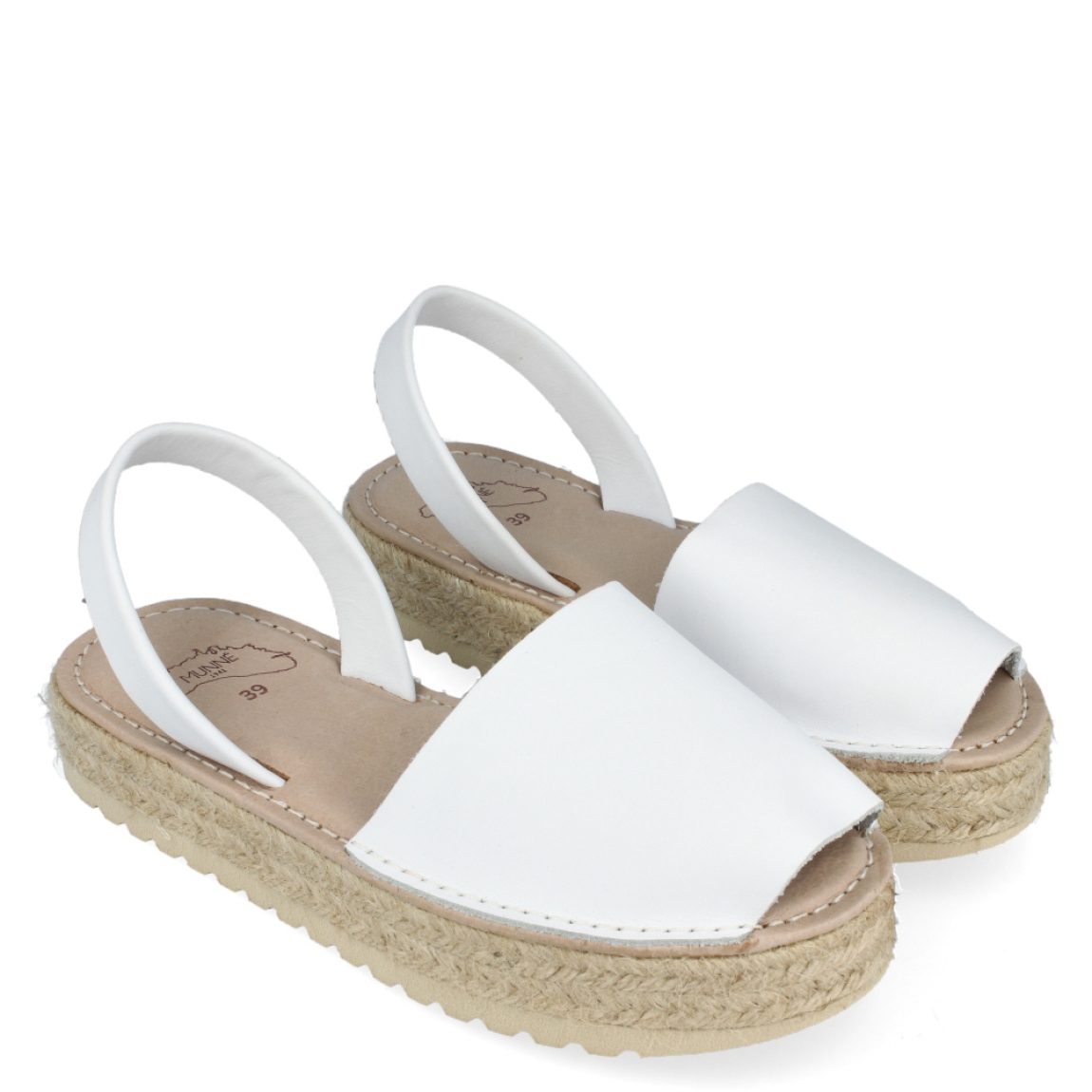 Albarca de la marca Munné, modelo Irene. Exterior de la albarca de piel de color blanco. Interior de la albarca de piel de color beig. Albarca con plataforma de esparto de 3 cm. Albarca con plantilla acolchada para garantizar el máximo confort posible. La albarca de Munné es una sandalia muy ligera y cómoda. Además, queda bien con todos los colores y es un must have para el verano.