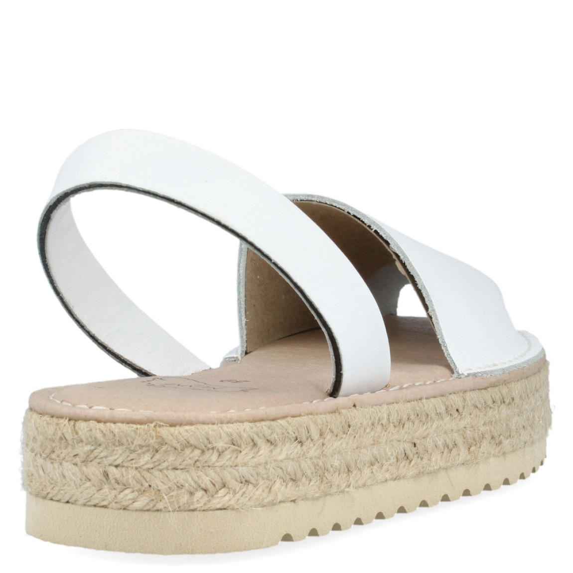 Albarca de la marca Munné, modelo Irene. Exterior de la albarca de piel de color blanco. Interior de la albarca de piel de color beig. Albarca con plataforma de esparto de 3 cm. Albarca con plantilla acolchada para garantizar el máximo confort posible. La albarca de Munné es una sandalia muy ligera y cómoda. Además, queda bien con todos los colores y es un must have para el verano.