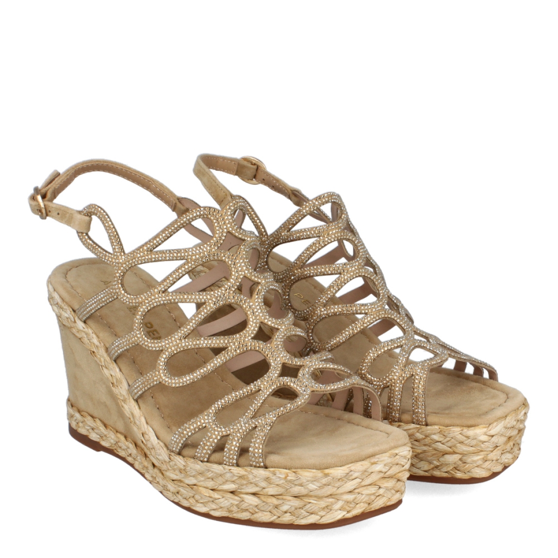 Sandalias de la marca Alma en Pena, modelo LARA. Exterior de las sandalias en ante color marrón con brillantes. Interior de las sandalias en ante color marrón. Cierre de las sandalias Alma en Pena con hebilla en el tobillo. Sandalias con cuña de 8cm de altura con detalle en rafia trenzada. Estas sandalias Alma en Pena LARA tiene un diseño exclusivo que te dará estilo y comodidad a donde vayas.