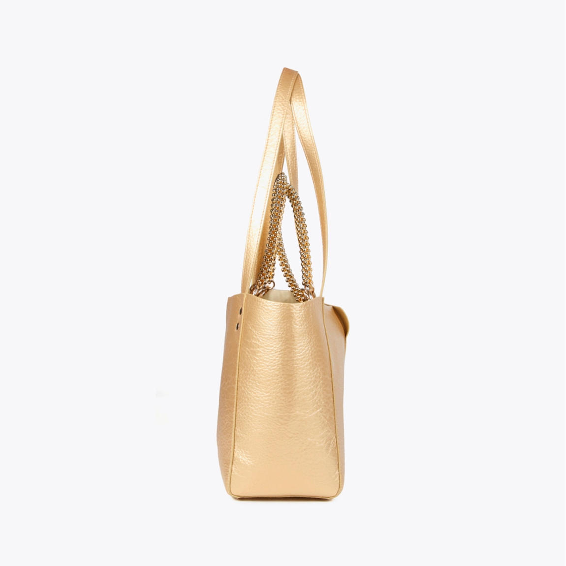 Bolso mediano de la marca Lola Casademunt, modelo LEA. Bolso en efecto piel metalizado color platino con asa metálica decorativa. Contiene pouch interior. Cierre imantado.ALTO: 23 cm - LARGO: 27 cm - ANCHO: 11 cm / BANDOLERA: 58 cm