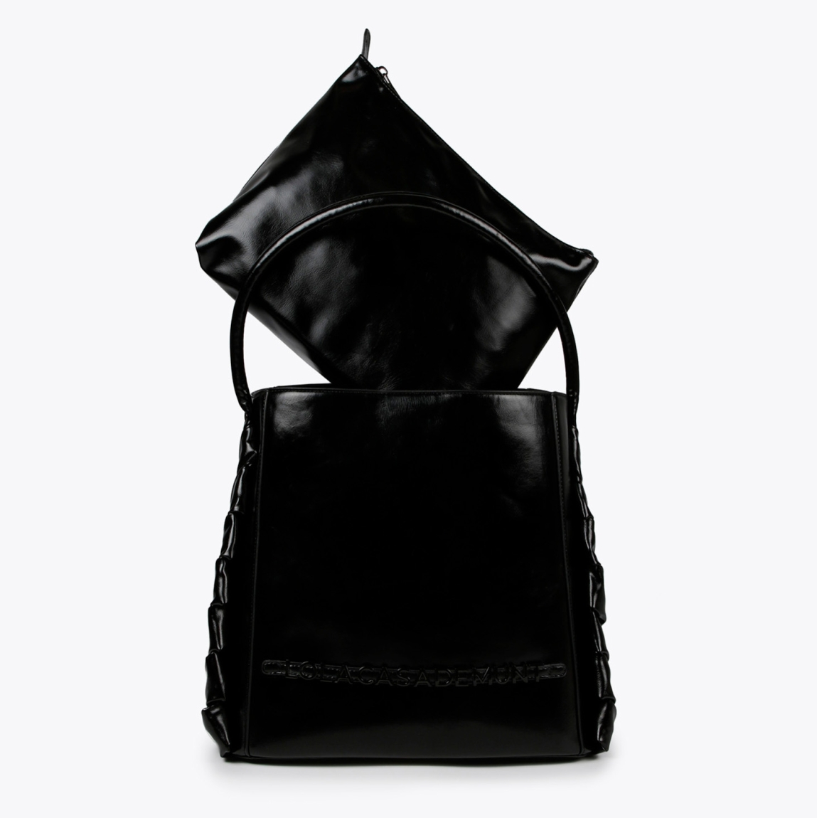 Bolso de la marca Lola Casademunt, modelo CASSE. Bolso shopper en efecto piel. Detalles laterales trenzados y frontal con letras metálicas. Contiene pequeño bolsito interior. Cierre con imán. ALTO: 31 cm - LARGO: 16 cm - ANCHO: 35 cm