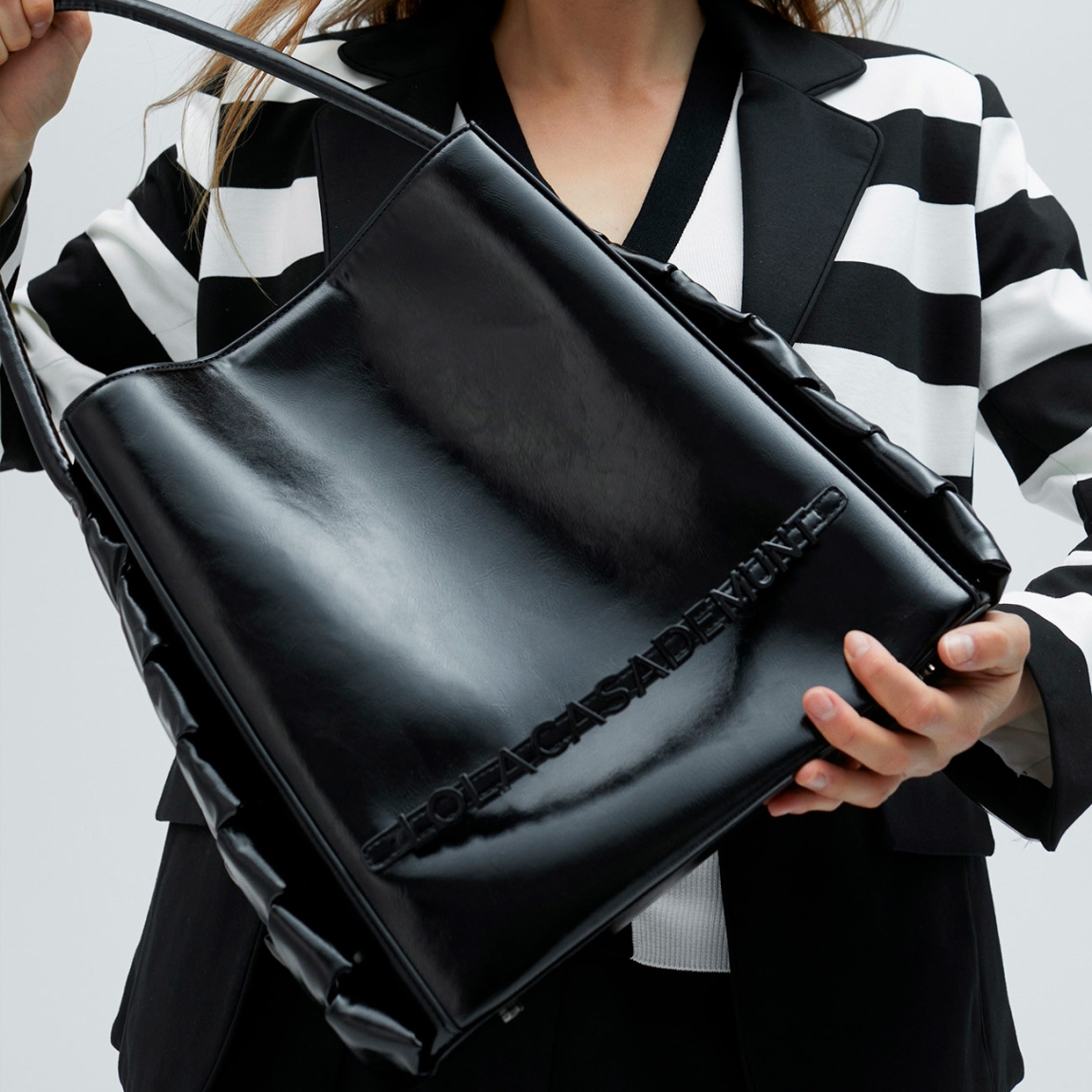 Bolso de la marca Lola Casademunt, modelo CASSE. Bolso shopper en efecto piel. Detalles laterales trenzados y frontal con letras metálicas. Contiene pequeño bolsito interior. Cierre con imán. ALTO: 31 cm - LARGO: 16 cm - ANCHO: 35 cm