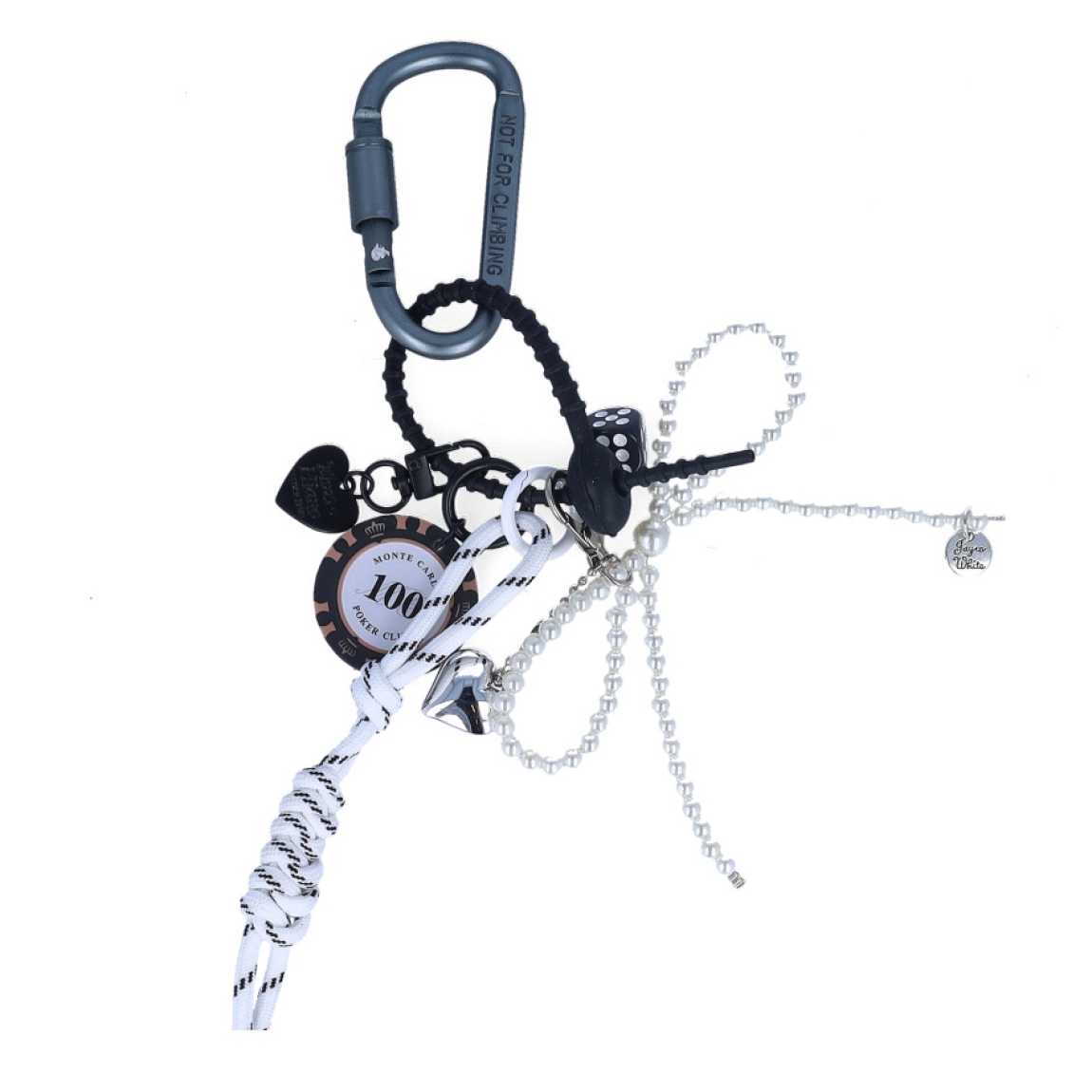 Llavero de la marca MUNNÉ, modelo PERLAS. Elaborado en tela color blanco con dijes de lazo en perlas y accesorios en tonalidades blanco, negro y gris. Complemento perfecto para tus bolsos.