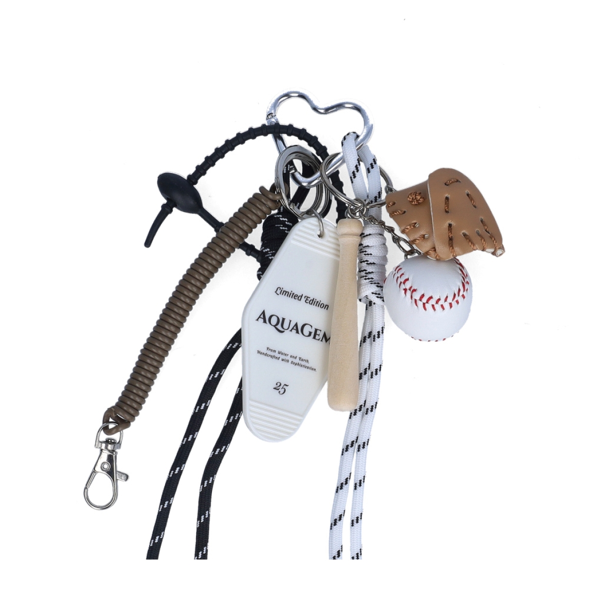 Charm de la marca MUNNÉ, modelo BÉISBOL. Formado por mini accesorios que aportan personalidad al bolso que lo añadas. Continee mini bate de béisbol, guante y pelota de béisbol, mosquetón en formade corazón, cuerda con nudo blanca y negra, mosquetón con resorte marrón y placa con mensaje. Complemento perfecto para tus bolsos.