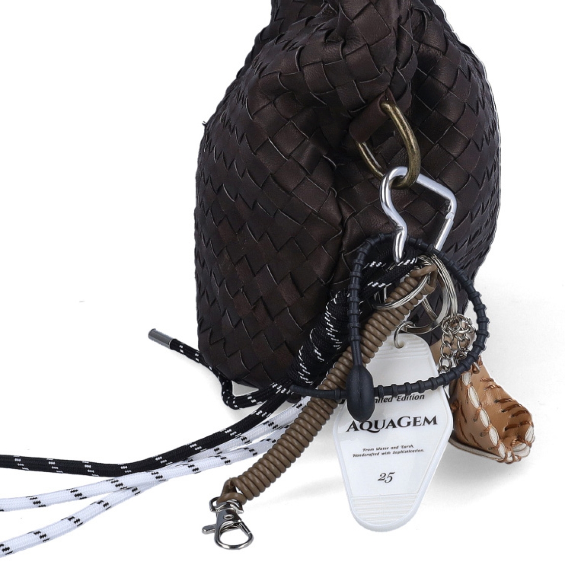 Charm de la marca MUNNÉ, modelo BÉISBOL. Formado por mini accesorios que aportan personalidad al bolso que lo añadas. Continee mini bate de béisbol, guante y pelota de béisbol, mosquetón en formade corazón, cuerda con nudo blanca y negra, mosquetón con resorte marrón y placa con mensaje. Complemento perfecto para tus bolsos.
