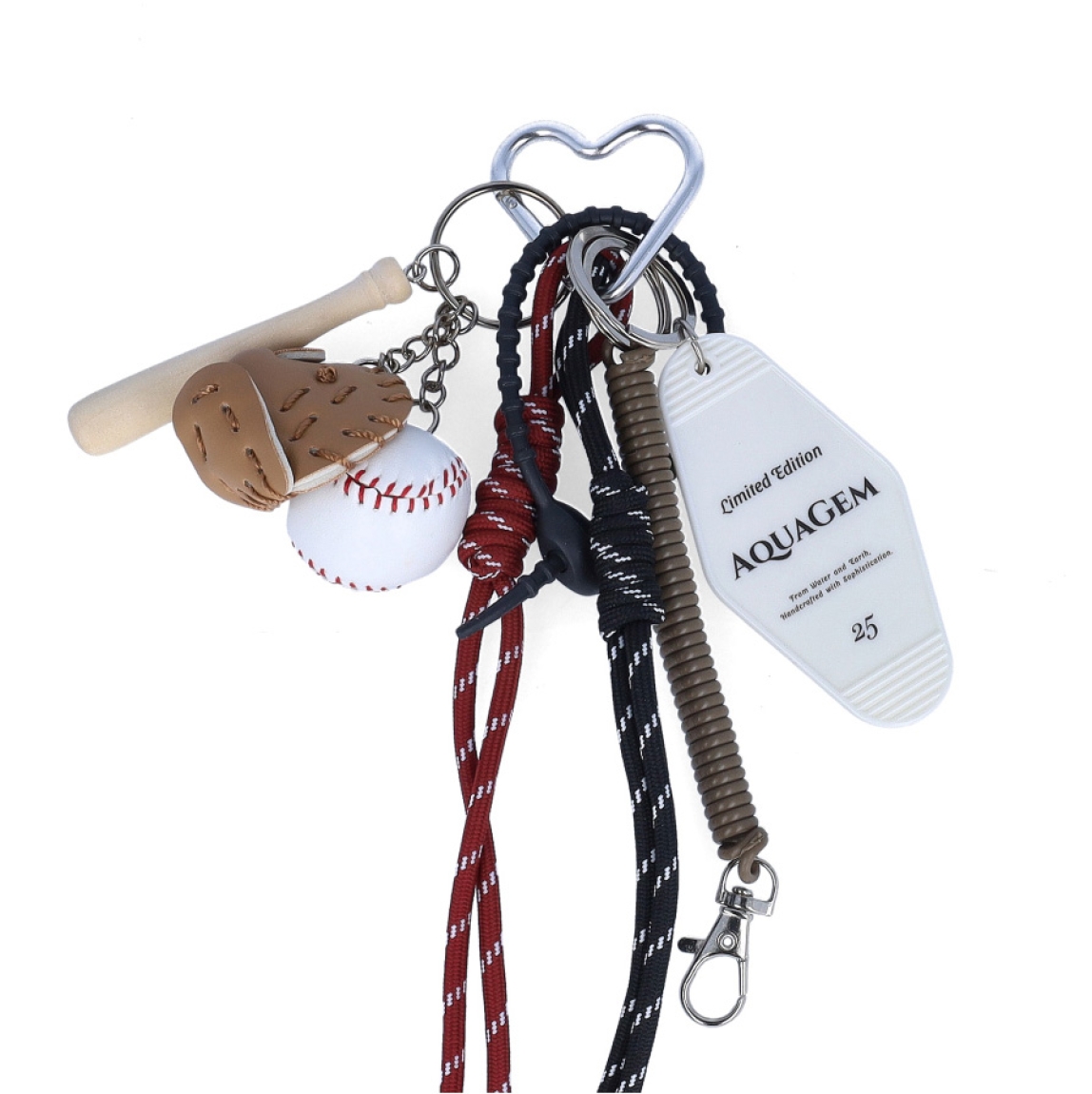Charm de la marca MUNNÉ, modelo BÉISBOL. Formado por mini accesorios que aportan personalidad al bolso que lo añadas. Continee mini bate de béisbol, guante y pelota de béisbol, mosquetón en formade corazón, cuerda con nudo burdeos y negra, mosquetón con resorte marrón y placa con mensaje. Complemento perfecto para tus bolsos.