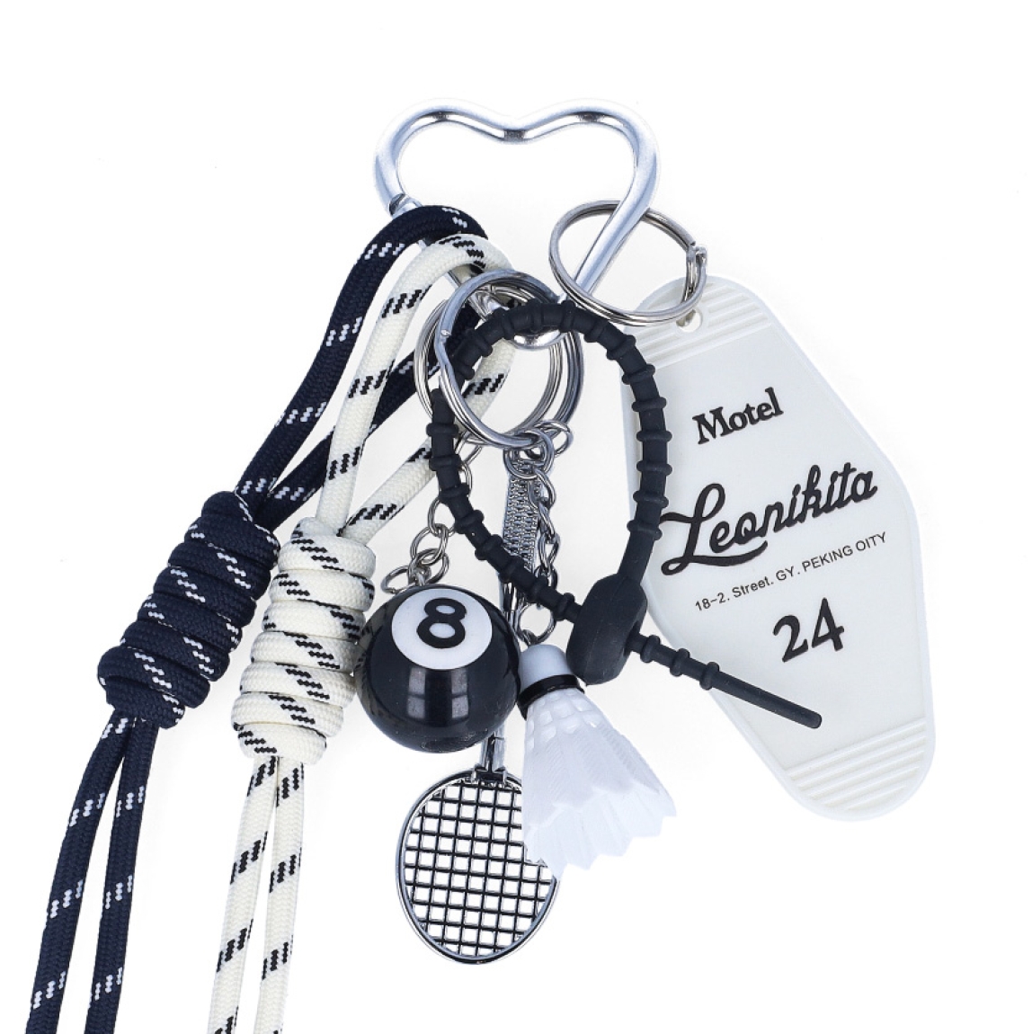 LLavero de la marca Munné, modelo BOL. Elaborado en tela color negro con charms de bádminton. Complemento ideal para combinarlo con tus bolsos.