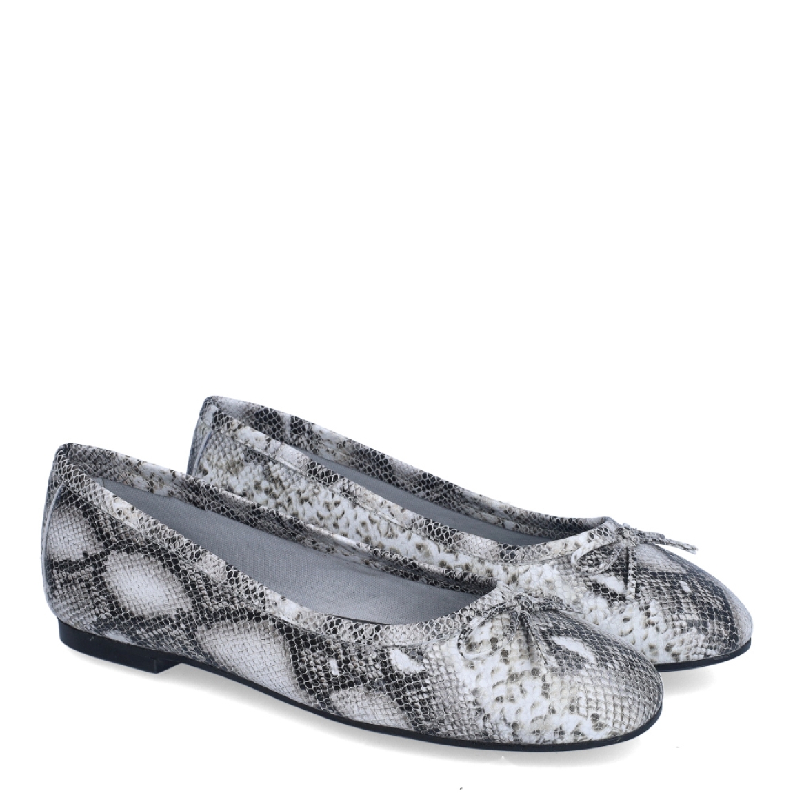 Bailarinas de la marca Itse, modelo ZAHIRA. Exterior en piel animal print serpiente con detalle de lazo en la pala. Interior en piel color negro con suela plana de goma. Estas bailarinas Itse ZAHIRA son unas clásicas, ideales para lucir tus outfits con estilo y comodidad.