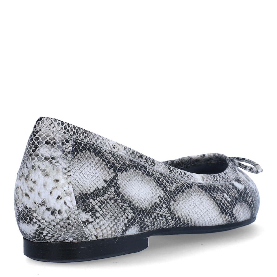 Bailarinas de la marca Itse, modelo ZAHIRA. Exterior en piel animal print serpiente con detalle de lazo en la pala. Interior en piel color negro con suela plana de goma. Estas bailarinas Itse ZAHIRA son unas clásicas, ideales para lucir tus outfits con estilo y comodidad.