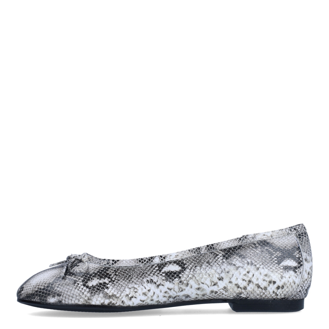 Bailarinas de la marca Itse, modelo ZAHIRA. Exterior en piel animal print serpiente con detalle de lazo en la pala. Interior en piel color negro con suela plana de goma. Estas bailarinas Itse ZAHIRA son unas clásicas, ideales para lucir tus outfits con estilo y comodidad.