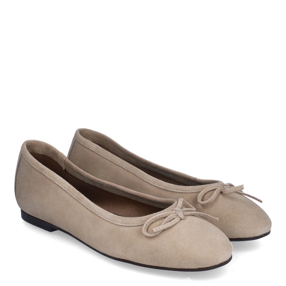 Bailarinas de la marca Itse, modelo ZAHIRA. Exterior en ante color camel con detalle de lazo en la pala. Interior en piel color negro con suela plana de goma. Estas bailarinas Itse ZAHIRA son unas clásicas, ideales para lucir tus outfits con estilo y comodidad.