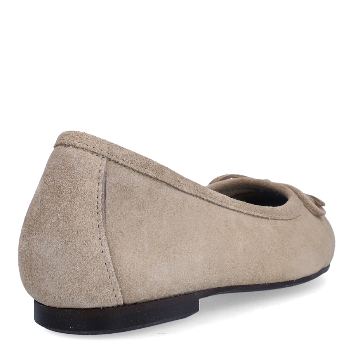 Bailarinas de la marca Itse, modelo ZAHIRA. Exterior en ante color camel con detalle de lazo en la pala. Interior en piel color negro con suela plana de goma. Estas bailarinas Itse ZAHIRA son unas clásicas, ideales para lucir tus outfits con estilo y comodidad.