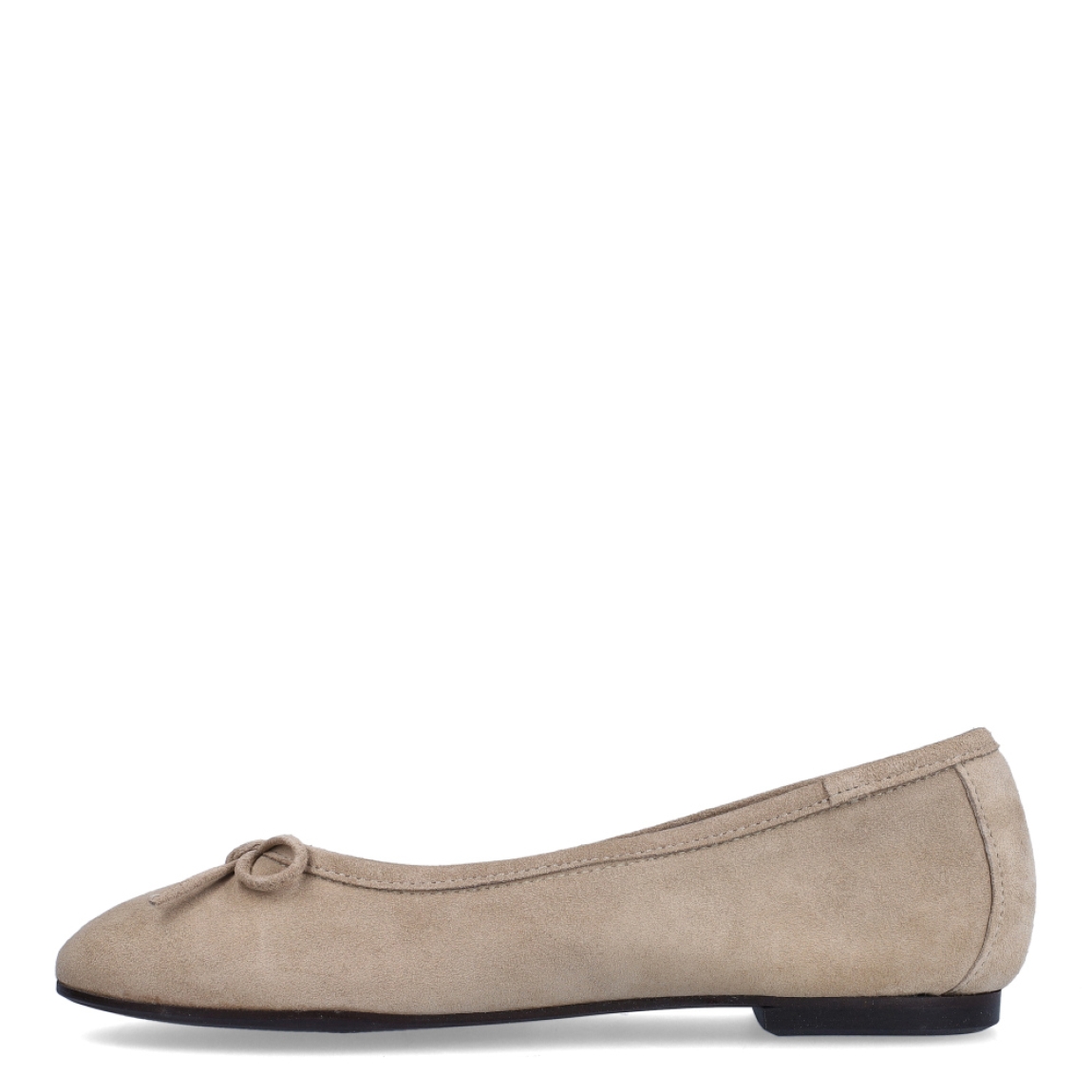 Bailarinas de la marca Itse, modelo ZAHIRA. Exterior en ante color camel con detalle de lazo en la pala. Interior en piel color negro con suela plana de goma. Estas bailarinas Itse ZAHIRA son unas clásicas, ideales para lucir tus outfits con estilo y comodidad.