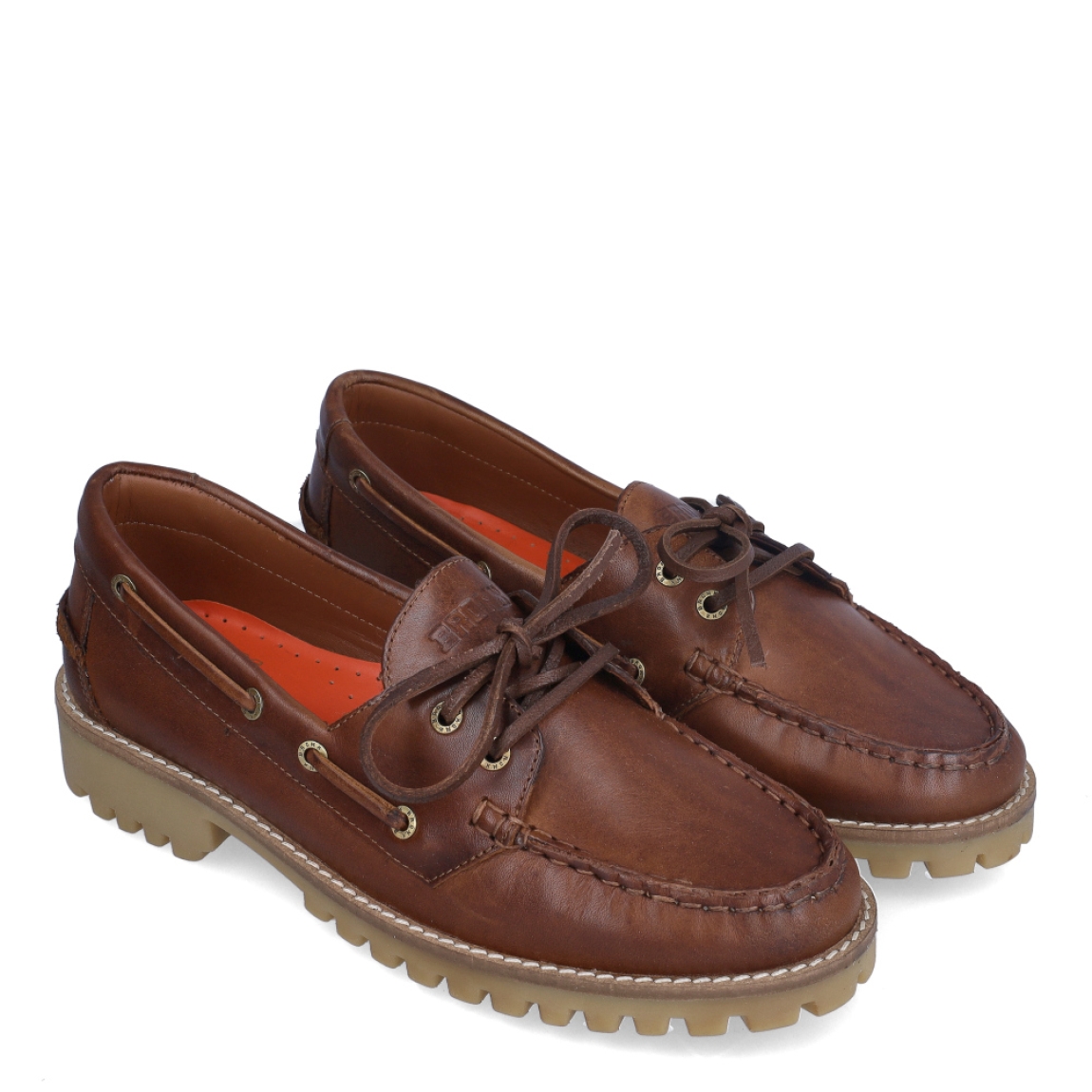 Naúticos de la marca Bronx, modelo BRANDY. Exterior en piel color marrón. Interior en piel color marrón, con plantilla acolchada y extraíble para máxima comodidad. Cierre con cordones. Suela de goma con cuña de 3cm de altura. Estos naúticos Bronx BRANDY son unos clásicos, ideales para añadir elegancia y estilo a tus looks!