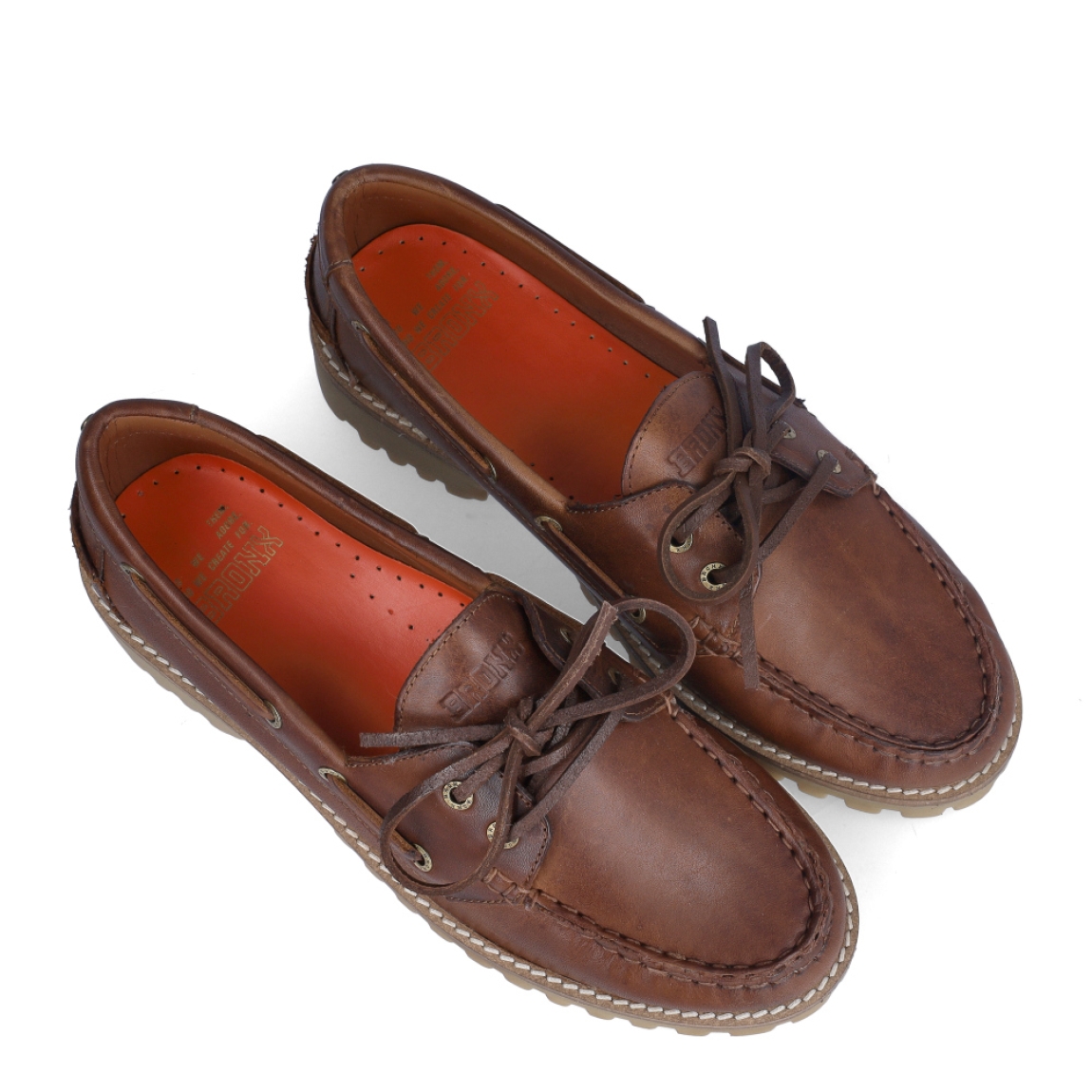 Naúticos de la marca Bronx, modelo BRANDY. Exterior en piel color marrón. Interior en piel color marrón, con plantilla acolchada y extraíble para máxima comodidad. Cierre con cordones. Suela de goma con cuña de 3cm de altura. Estos naúticos Bronx BRANDY son unos clásicos, ideales para añadir elegancia y estilo a tus looks!