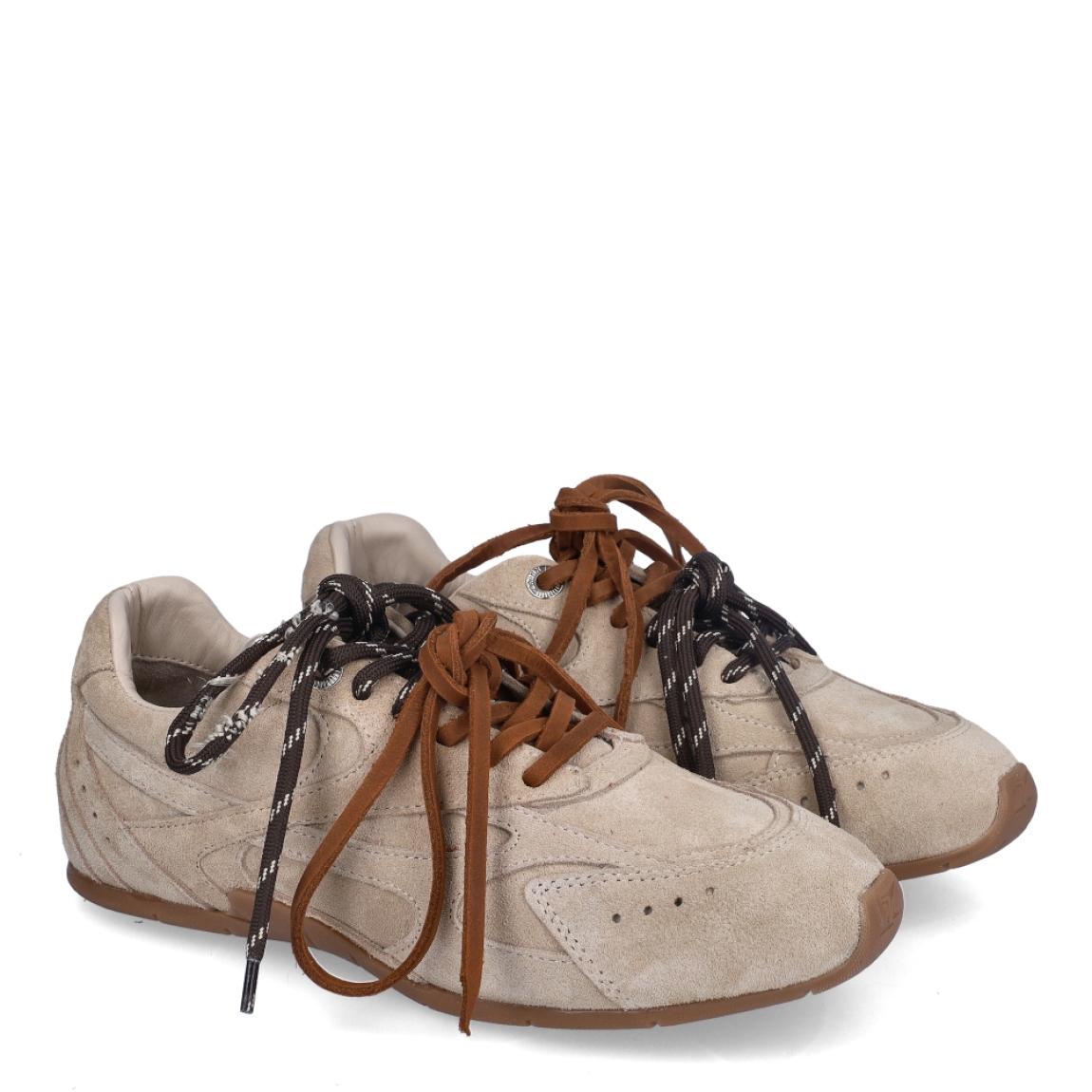 Deportivas de la marca Bronx, modelo HANAH. Exterior en ante color camel. Interior en piel color beig, con plantilla acolchada y extraíble para máxima comodidad. Cierre con doble cordones, de color camel y otro, marrón. Suela plana de goma. Estas deportivas Bronx HANAH, es un complemento que le dará personalidad a tus looks.