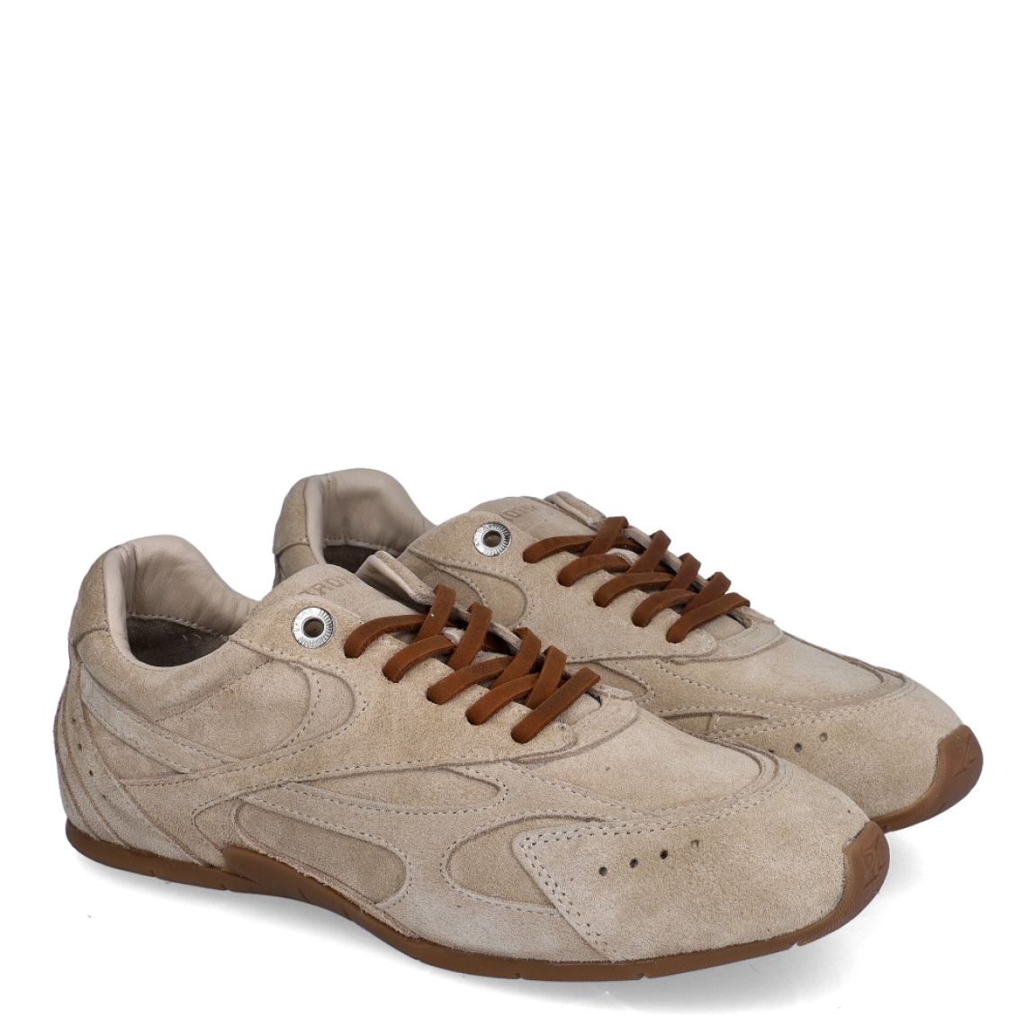 Deportivas de la marca Bronx, modelo HANAH. Exterior en ante color camel. Interior en piel color beig, con plantilla acolchada y extraíble para máxima comodidad. Cierre con doble cordones, de color camel y otro, marrón. Suela plana de goma. Estas deportivas Bronx HANAH, es un complemento que le dará personalidad a tus looks.