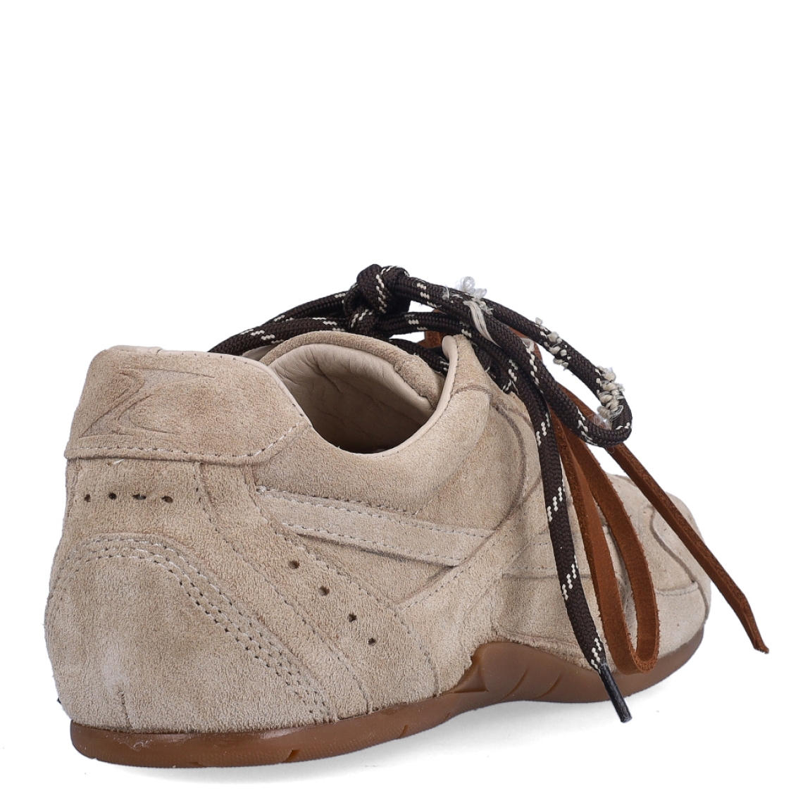 Deportivas de la marca Bronx, modelo HANAH. Exterior en ante color camel. Interior en piel color beig, con plantilla acolchada y extraíble para máxima comodidad. Cierre con doble cordones, de color camel y otro, marrón. Suela plana de goma. Estas deportivas Bronx HANAH, es un complemento que le dará personalidad a tus looks.