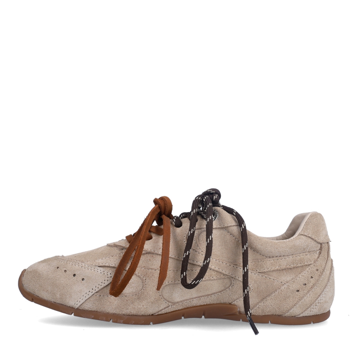Deportivas de la marca Bronx, modelo HANAH. Exterior en ante color camel. Interior en piel color beig, con plantilla acolchada y extraíble para máxima comodidad. Cierre con doble cordones, de color camel y otro, marrón. Suela plana de goma. Estas deportivas Bronx HANAH, es un complemento que le dará personalidad a tus looks.