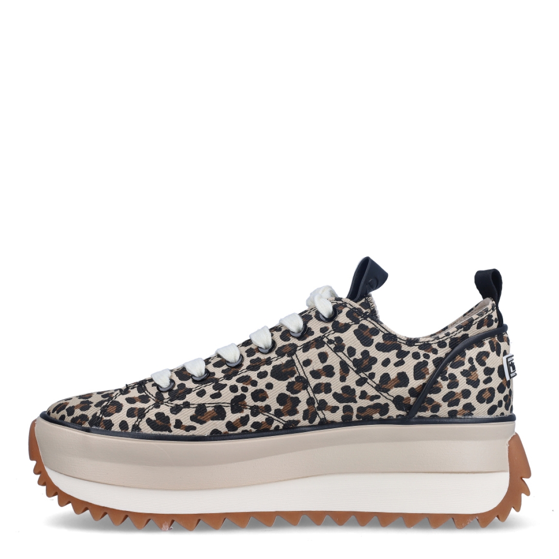 Depotivas de la marca Tamaris, modelo RAFA. Exterior de las deportivas en textil con estampado animal print de leopardo. Interior de las deportivas en textil . Cierre de las deportivas con cordones en color blanco. Suelas de las deportivas Tamaris hechas de goma y dentadas. Deportivas con plataforma de 4,5cm de altura. Estas deportivas Tamaris Rafa, además de se cómodas, tienen un estilo único que te ayudarán a destacar en tu día a día.