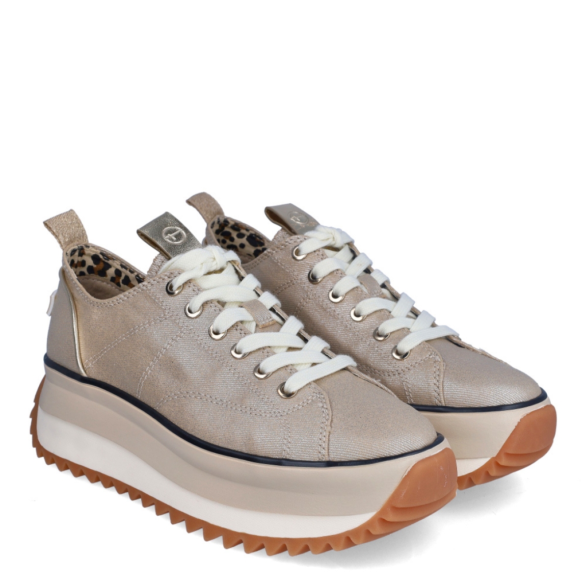 Depotivas de la marca Tamaris, modelo RAFA. Exterior de las deportivas en textil color platino. Interior de las deportivas en textil con diseño animal print. Cierre de las deportivas con cordones en color blanco. Suelas de las deportivas Tamaris hechas de goma y dentadas. Deportivas con plataforma de 4,5cm de altura. Estas deportivas Tamaris Rafa, además de se cómodas, tienen un estilo único que te ayudarán a destacar en tu día a día.