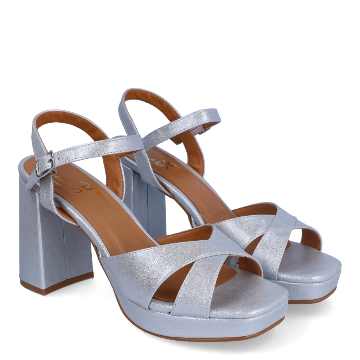 Sandalia de la marca Itse, modelo DAFNE. Exterior de la sandalia de piel de color plata. Interior de la sandalia de piel. Cierre de la sandalia con hebilla en el tobillo. Sandalia con tacón ancho de 9 cm de altura, incluyendo 2 cm de plataforma. La Sandalia Itse Dafne es ideal para tus eventos y fiestas, perfectas para completar tus looks!