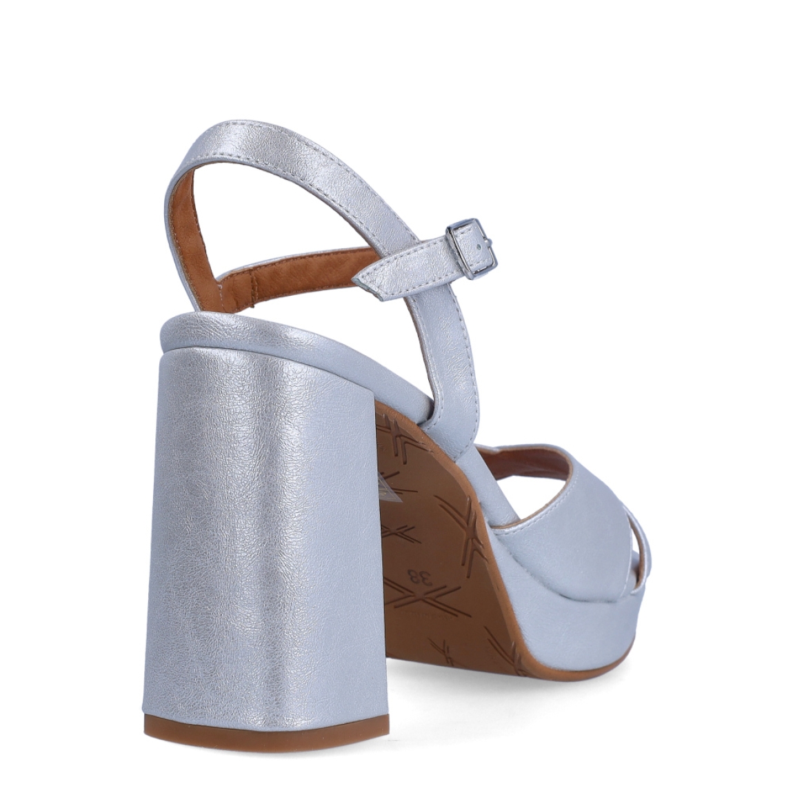Sandalia de la marca Itse, modelo DAFNE. Exterior de la sandalia de piel de color plata. Interior de la sandalia de piel. Cierre de la sandalia con hebilla en el tobillo. Sandalia con tacón ancho de 9 cm de altura, incluyendo 2 cm de plataforma. La Sandalia Itse Dafne es ideal para tus eventos y fiestas, perfectas para completar tus looks!