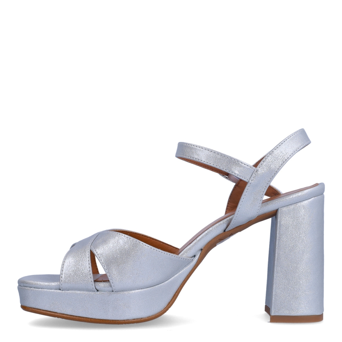 Sandalia de la marca Itse, modelo DAFNE. Exterior de la sandalia de piel de color plata. Interior de la sandalia de piel. Cierre de la sandalia con hebilla en el tobillo. Sandalia con tacón ancho de 9 cm de altura, incluyendo 2 cm de plataforma. La Sandalia Itse Dafne es ideal para tus eventos y fiestas, perfectas para completar tus looks!