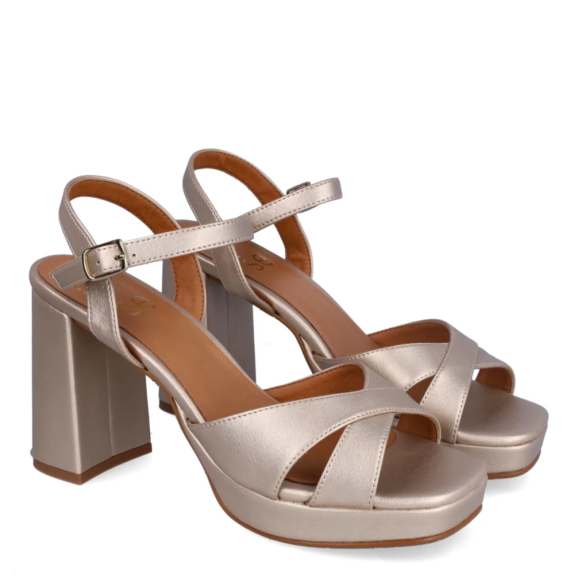Sandalia de la marca Itse, modelo DAFNE. Exterior de la sandalia de piel de color platino. Interior de la sandalia de piel. Cierre de la sandalia con hebilla en el tobillo. Sandalia con tacón ancho de 9cm de altura, incluyendo 2cm de plataforma. La Sandalia Itse DAFNE es ideal para tus eventos y fiestas, perfectas para complementar tus looks!